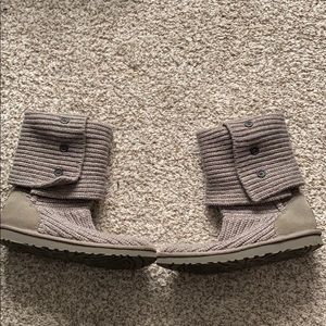 Knitted uggs